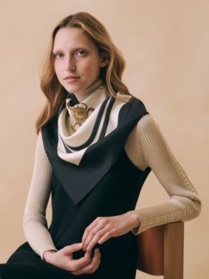“华丽的缰辔”90典藏方巾, 视图: 图片：产品佩戴, worn, 当前为第3张（共5张）