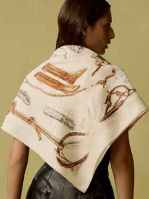 “长筒马靴”90典藏方巾, 视图: 图片：产品佩戴, worn, 当前为第2张（共4张）