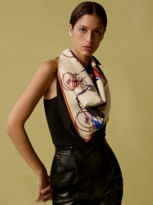 “汽车演变史”90典藏方巾, 视图: 图片：产品佩戴, worn, 当前为第2张（共3张）