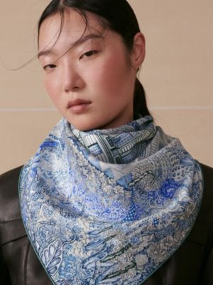 “翱翔福宝之梦”90方巾, 视图: 图片：产品佩戴, worn, 当前为第2张（共3张）
