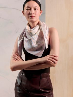 “正在接通中”90方巾, 视图: 图片：产品佩戴, worn, 当前为第2张（共3张）