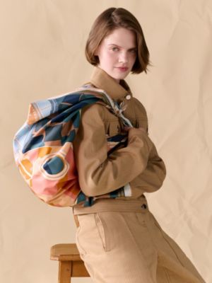 “格纹马面罩”90方巾, 视图: 图片：产品佩戴, worn, 当前为第2张（共3张）