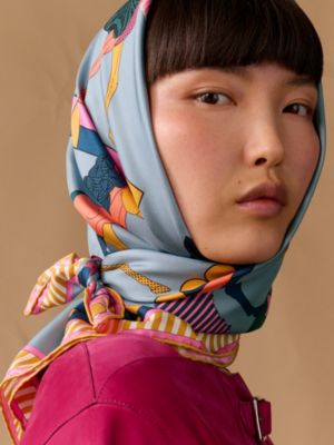 “全速前进”90方巾, 视图: 图片：产品佩戴, worn, 当前为第2张（共3张）