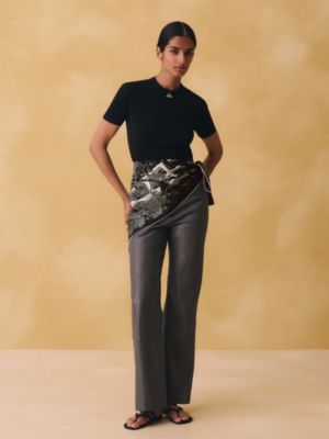 “诗意遨游”90方巾, 视图: 图片：产品佩戴, worn, 当前为第2张（共3张）