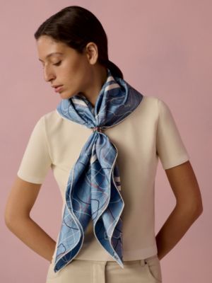 “华丽的缰辔丝线版”90方巾, 视图: 图片：产品佩戴, worn, 当前为第2张（共3张）