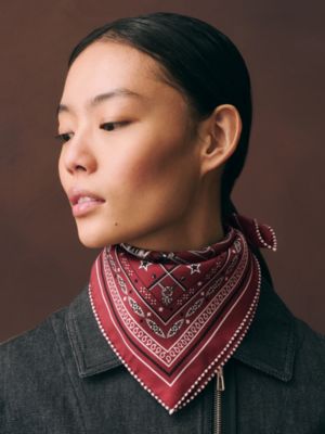 “军刀进行曲”55真丝方巾, 视图: 图片：产品佩戴, worn, 当前为第2张（共3张）