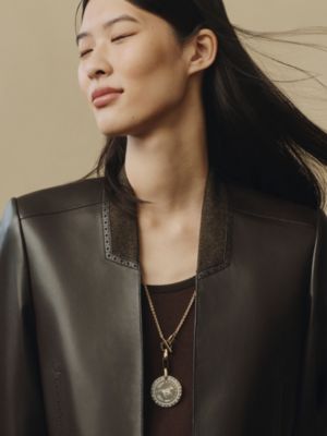 “爱心骏马”项链，大号, 视图: 图片：产品佩戴, worn, 当前为第3张（共5张）