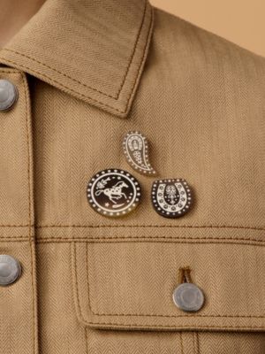 “爱心骏马”徽章套装, 视图: 图片：产品佩戴, worn, 当前为第2张（共3张）