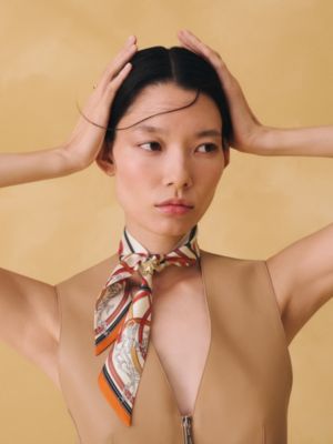 “传奇鞍辔”Twilly小丝巾, 视图: 图片：产品佩戴, worn, 当前为第2张（共3张）