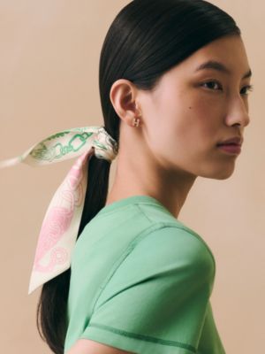 “环扣与锚链”Twilly小丝巾, 视图: 图片：产品佩戴, worn, 当前为第2张（共3张）