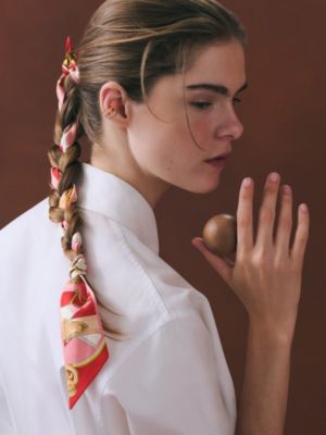 “卡瓦尔卡多混搭”Twilly小丝巾, 视图: 图片：产品佩戴, worn, 当前为第2张（共3张）