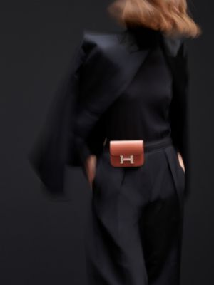 Constance Slim钱包, 视图: 图片：产品佩戴, worn, 当前为第4张（共4张）