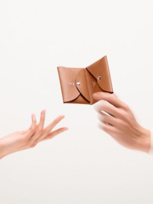 Calvi Duo短卡包, 视图: 图片：产品佩戴, worn, 当前为第2张（共3张）