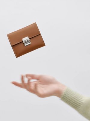 Charniere短钱包, 视图: 图片：产品佩戴, worn, 当前为第3张（共3张）