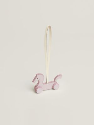 Cheval a Roulettes charm