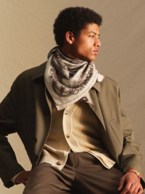“缰辔和链条”100方巾, 视图: 图片：产品佩戴, worn, 当前为第2张（共3张）