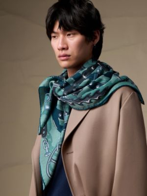 “缰辔和链条”100方巾, 视图: 图片：产品佩戴, worn, 当前为第2张（共3张）