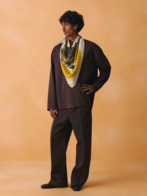 “马术对称美学”100方巾, 视图: 图片：产品佩戴, worn, 当前为第2张（共3张）