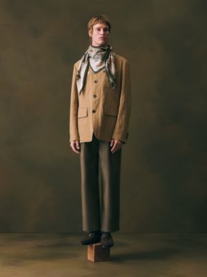 “遛马驿站”100方巾, 视图: 图片：产品佩戴, worn, 当前为第3张（共4张）