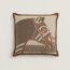 “披风骏马”靠枕, 棕色