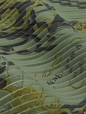 “褶裥版华丽的缰辔”90方巾, 视图: 细节, detail, 当前为第3张（共3张）