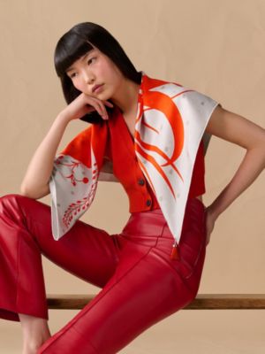 “永生花束”皮革流苏90方巾, 视图: 图片：产品佩戴, worn, 当前为第2张（共3张）