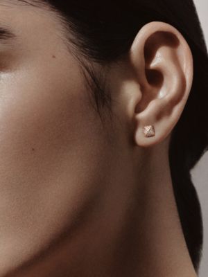 Hermès Clou d'H耳环, 视图: 图片：产品佩戴, worn, 当前为第2张（共2张）