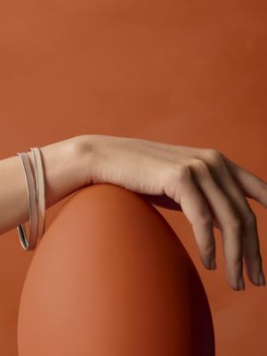 Uni珐琅手镯, 视图: 图片：产品佩戴, worn, 当前为第3张（共3张）