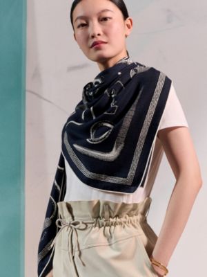 Inventaire Poetique pour un Conte Sellier shawl 140, View: Worn, worn, view 2 of 3