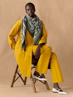 “爱心骏马BANDANA”140披肩, 视图: 图片：产品佩戴, worn, 当前为第2张（共3张）