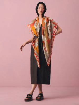 “四方之风宫殿”140披肩, 视图: 图片：产品佩戴, worn, 当前为第2张（共3张）