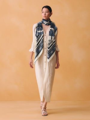 “马嚼锁环BANDANA”140披肩, 视图: 图片：产品佩戴, worn, 当前为第2张（共3张）