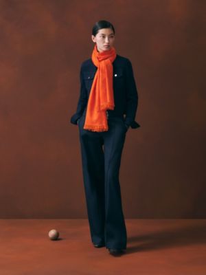 “新藏书章”长披肩, 视图: 图片：产品佩戴, worn, 当前为第2张（共3张）