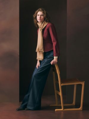 “新藏书章”长披肩, 视图: 图片：产品佩戴, worn, 当前为第2张（共3张）