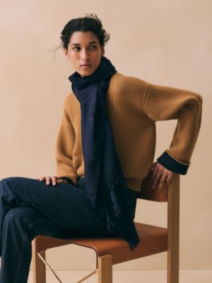 “新藏书章”长披肩, 视图: 图片：产品佩戴, worn, 当前为第2张（共3张）