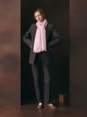 “新藏书章”长披肩, 视图: 图片：产品佩戴, worn, 当前为第2张（共3张）