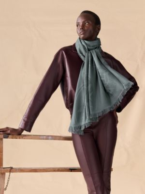 “新藏书章”长披肩, 视图: 图片：产品佩戴, worn, 当前为第2张（共3张）