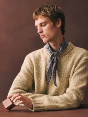 “亚美尼亚花园”菱形巾, 视图: 图片：产品佩戴, worn, 当前为第2张（共2张）