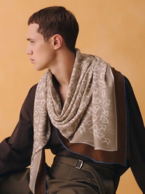 “马术书法”140方巾, 视图: 图片：产品佩戴, worn, 当前为第2张（共3张）