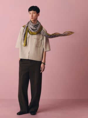 “马术书法”140方巾, 视图: 图片：产品佩戴, worn, 当前为第2张（共3张）