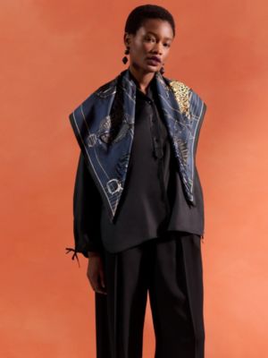 “鞍上世界”90珍品刺绣方巾, 视图: 图片：产品佩戴, worn, 当前为第3张（共6张）