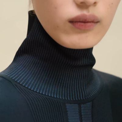 双色斗篷, 视图: 视频, 当前为第2张（共6张）