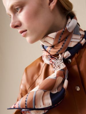 “雕花金质马刺”丝巾扣, 视图: 图片：产品佩戴, worn, 当前为第2张（共2张）