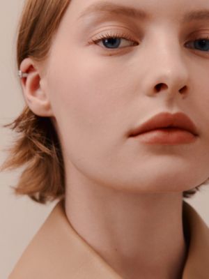爱马仕莹泽柔光护肤粉底液11W号, 视图: 图片：产品佩戴, worn, 当前为第3张（共8张）
