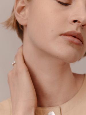 爱马仕莹泽柔光护肤粉底液21N号, 视图: 图片：产品佩戴, worn, 当前为第3张（共7张）