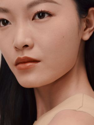 爱马仕莹泽柔光护肤粉底液25W号, 视图: 图片：产品佩戴, worn, 当前为第3张（共8张）
