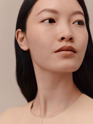 爱马仕莹泽柔光护肤粉底液25W号, 视图: 图片：产品佩戴, worn, 当前为第4张（共8张）