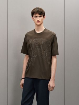 “四马两轮马车”刺绣T恤, 视图: 图片：产品佩戴, worn, 当前为第2张（共5张）