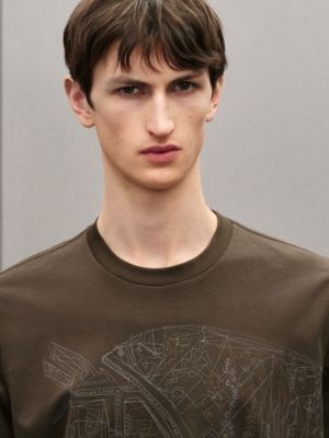 “四马两轮马车”刺绣T恤, 视图: 图片：产品佩戴, worn, 当前为第4张（共5张）