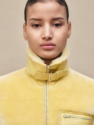 短款皮革大衣, 视图: 图片：产品佩戴, worn, 当前为第4张（共7张）